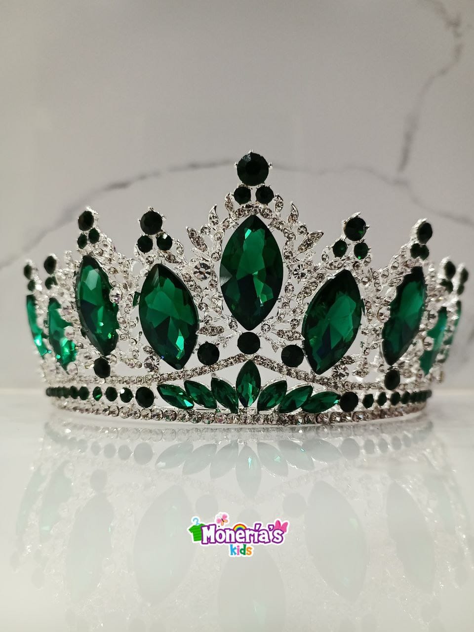 Tiara plateada con verde